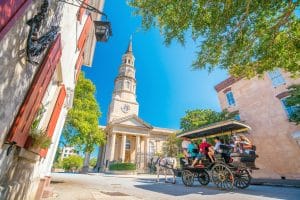 Historische kerk en paardenkoets in Charleston