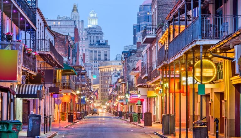 Bourbon Street in New Orleans bij avondlicht