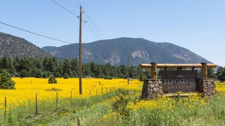 Welkomstbord van Flagstaff langs Route 66