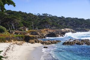 Rotsachtige kustlijn bij Carmel in Californië met golven