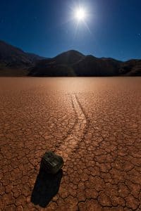 Racetrack Playa in Death Valley met schuivende steen bij maanlicht