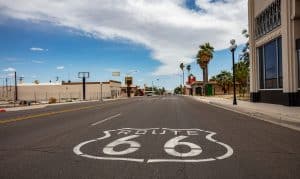 Route 66 wegmarkering op straat in Needles Californië