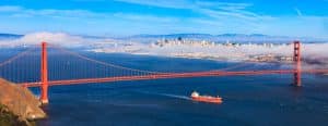 Golden Gate Bridge in San Francisco met skyline op de achtergrond