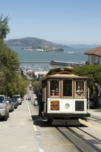 Cable car in San Francisco met uitzicht op Alcatraz Island