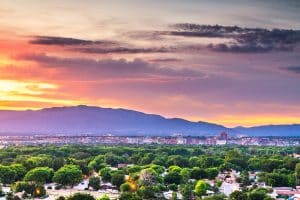 Skyline van Albuquerque met Sandia Mountains bij zonsondergang