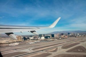 Vliegtuigvleugel met uitzicht op Las Vegas Strip tijdens landing