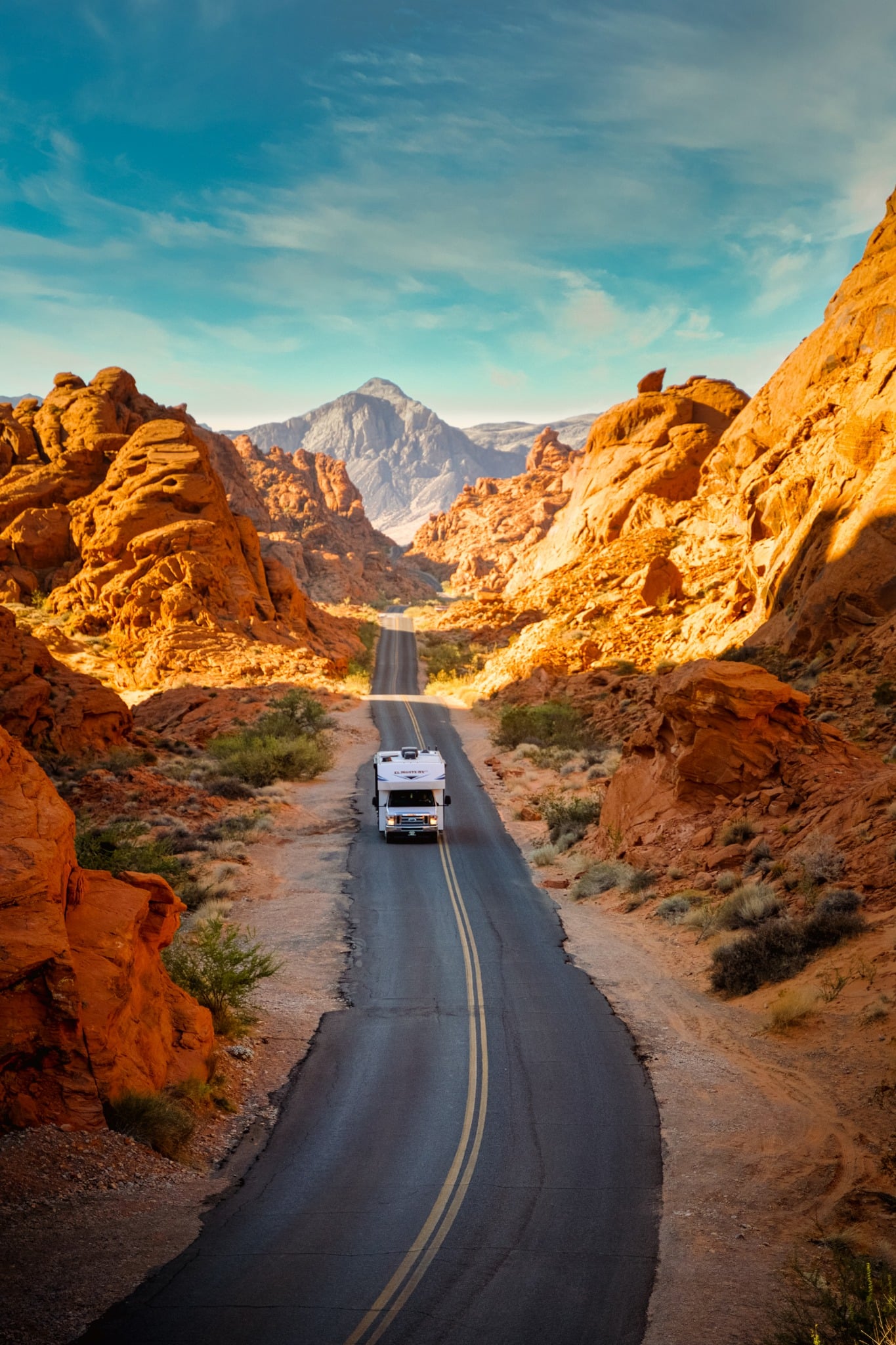 El Monte camper op weg door Valley of Fire State Park in Nevada