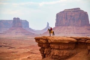 Zuidwest Amerika -Ruiter op rotsplateau in Monument Valley in Arizona