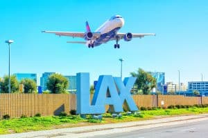 LAX-bord met landend vliegtuig in Los Angeles in Californië