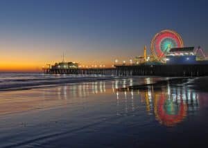 Santa Monica Pier bij zonsondergang in Los Angeles in Californië