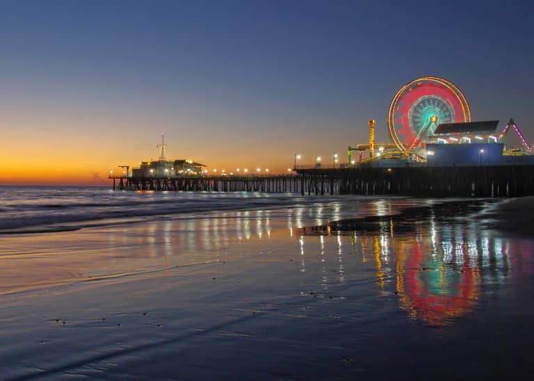 Santa Monica Pier bij zonsondergang in Los Angeles in Californië
