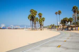 Strand met fietspad en palmbomen in Los Angeles in Californië