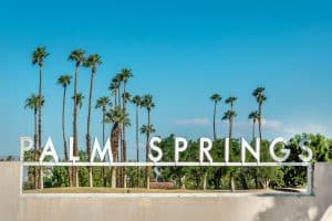 Welkomstbord en palmbomen in Palm Springs in Californië