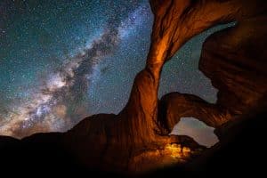 Rotsboog met sterrenhemel bij Moab in Utah