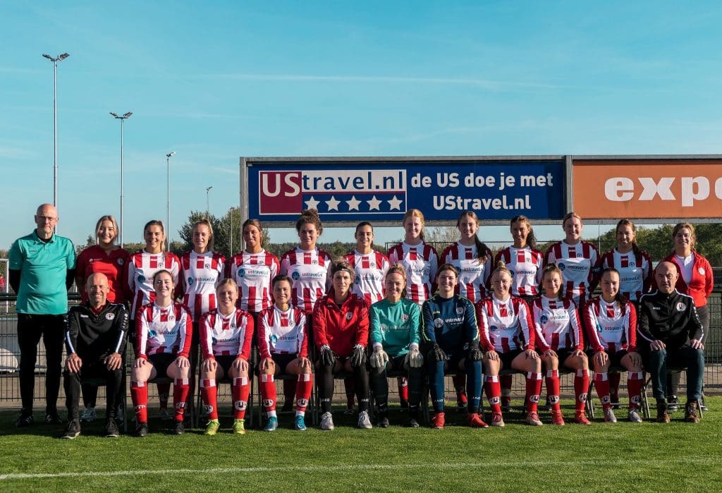 Teamfoto van Beuningse Boys Dames 1 op het voetbalveld, met UStravel.nl als shirtsponsor.