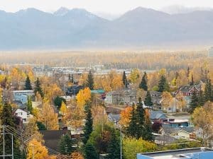 Stad met herfstkleuren Anchorage Alaska