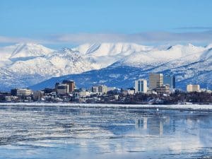 Skyline Anchorage met bergen en sneeuw Alaska