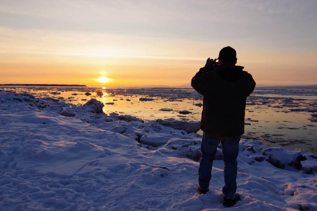 Fotograaf bij zonsondergang Anchorage Alaska