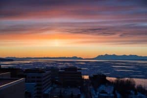 Stad en zee bij zonsondergang Anchorage Alaska