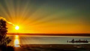 Zonsondergang aan water Anchorage Alaska