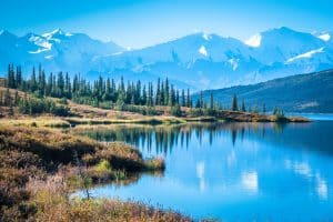 Denali National Park Alaska met bergmeer en spiegeling van bergen