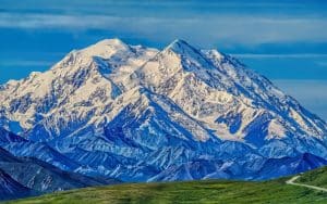 Denali National Park Alaska met besneeuwde bergtop en blauwe lucht