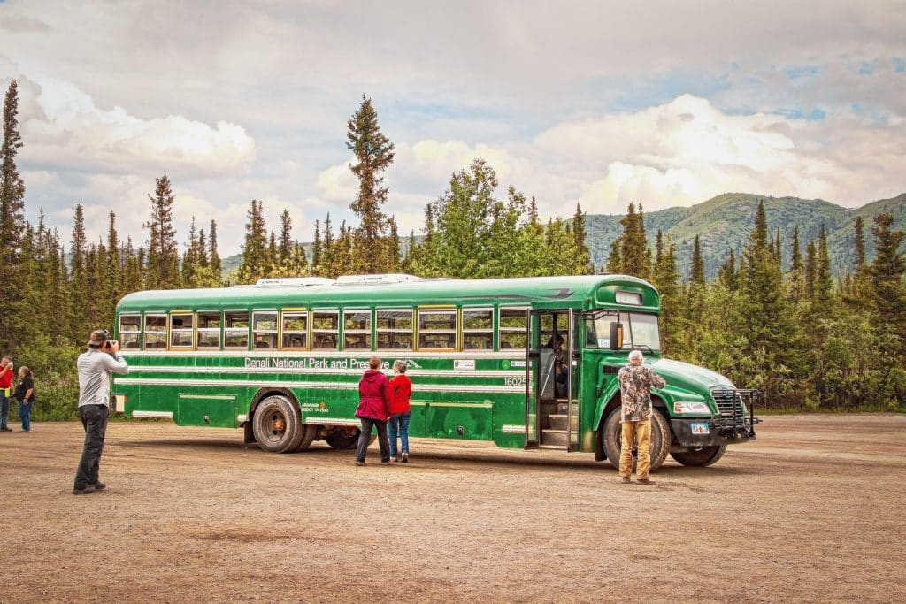 Denali National Park Alaska met groene bus en bezoekers