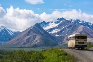 Denali National Park Alaska met lichte tourbus en besneeuwde bergen