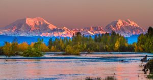 Denali National Park Alaska met rivier en bergen bij zonsondergang