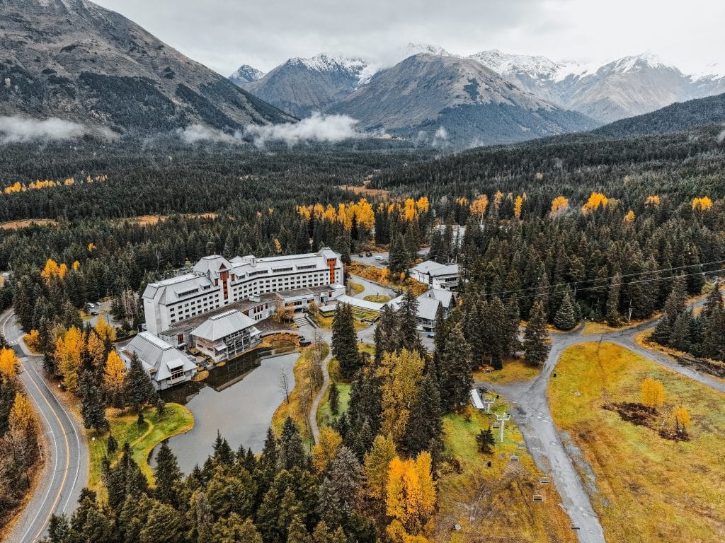 Resort tussen bergen Girdwood Alaska