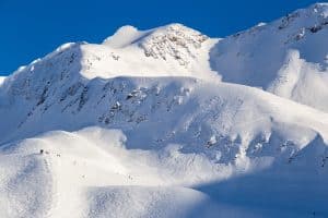 Skiers op besneeuwde bergen Girdwood Alaska