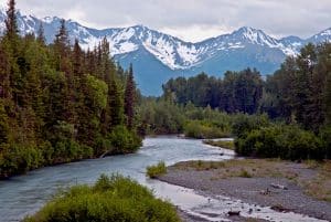 Rivier met bergen Girdwood Alaska