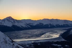 Vallei met rivier bij zonsondergang Girdwood Alaska
