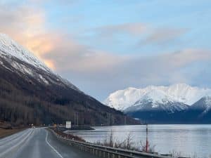 Weg langs bergen Girdwood Alaska