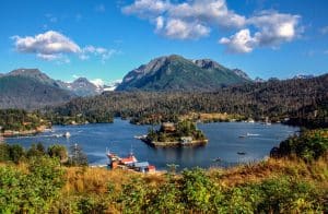 Baai met eiland en huizen Homer Alaska