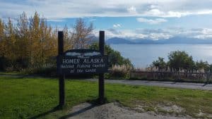 Welkomstbord met uitzicht Homer Alaska