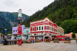 Tracy’s King Crab Shack en totempaal in Juneau Alaska