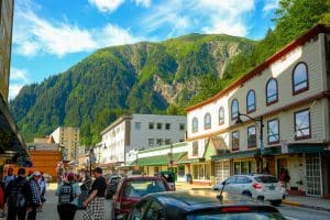 Straat in centrum van Juneau Alaska met bergen