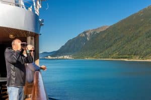 Cruisepassagiers kijken naar kust Juneau Alaska