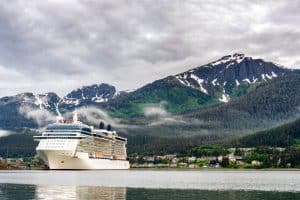 Cruiseschip in Juneau Alaska met bergen en mist