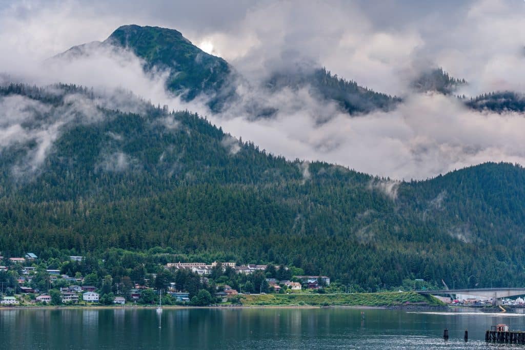 Juneau Alaska met fjord en bergen in mist