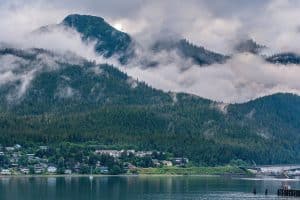 Juneau Alaska met fjord en bergen in mist