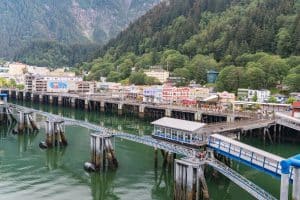 Haven en pier van Juneau Alaska met gebouwen