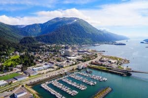 Luchtfoto van Juneau Alaska met haven