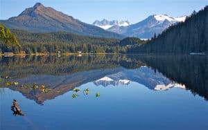 Meer bij Juneau Alaska met reflectie bergen