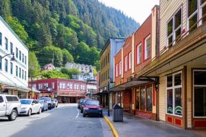 Straat met gekleurde gebouwen in Juneau Alaska
