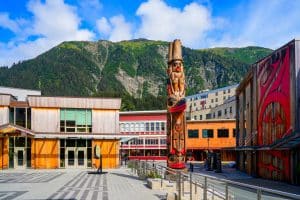 Totempaal bij museum in Juneau Alaska met bergen