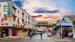 Straat met winkels en welkomstbord Ketchikan Alaska