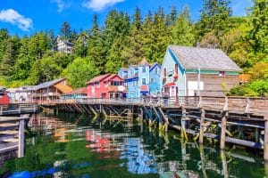 Gekleurde huizen op pier Ketchikan Alaska