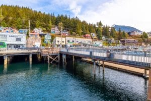 Stad Ketchikan met bergen en mist Alaska